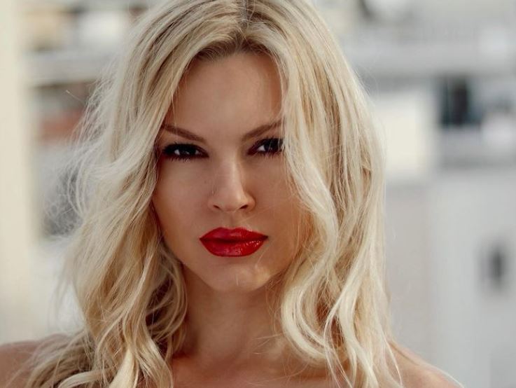 Βίκυ Κάβουρα – Ποζάρει με «καυτό» μπικίνι και σπάει κάθε ρεκόρ