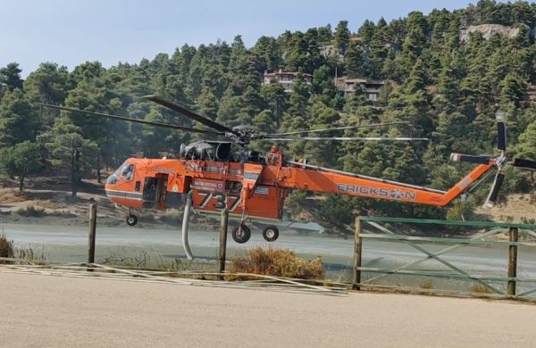 Φωτιά στην Αττική – Η στιγμή που ελικόπτερο εφοδιάζεται από τη λίμνη Μπελέτσι
