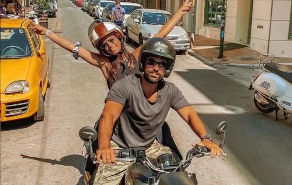 Χριστίνα Μπόμπα: Φανερά αδυνατισμένη στην κυριακάτικη βόλτα με τις δίδυμες