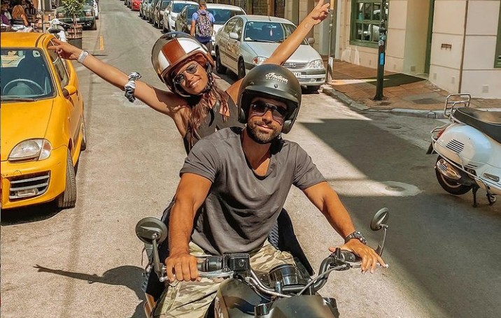 Χριστίνα Μπόμπα: Φανερά αδυνατισμένη στην κυριακάτικη βόλτα με τις δίδυμες