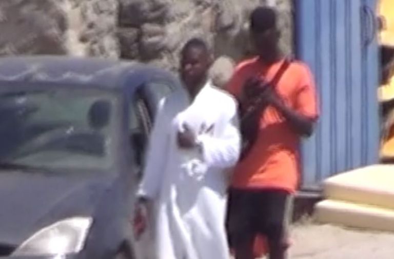 Μύκονος – Φόρεσε το μπουρνούζι του και βγήκε στον δρόμο