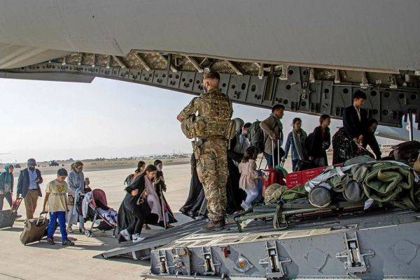 Βρετανία – Παρατείνει την επιχείρηση εκκένωσης και ζητά κυρώσεις κατά των Ταλιμπάν