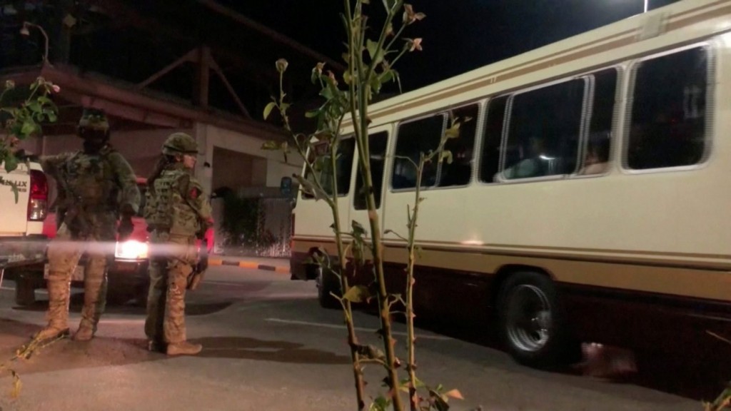 Αφγανιστάν – Ποντάρουν τη ζωή τους σε ένα λεωφορείο – Συγκλονίζουν οι ιστορίες από την Καμπούλ