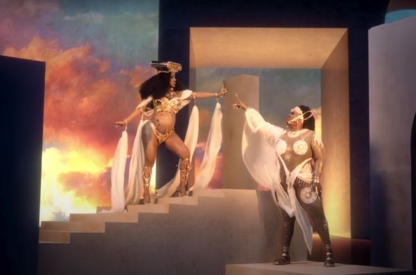 Cardi B και Lizzo – «Καυτές» ημίγυμνες εμφάνισεις σαν αρχαίες Ελληνίδες θεές στο νέο τους κλιπ
