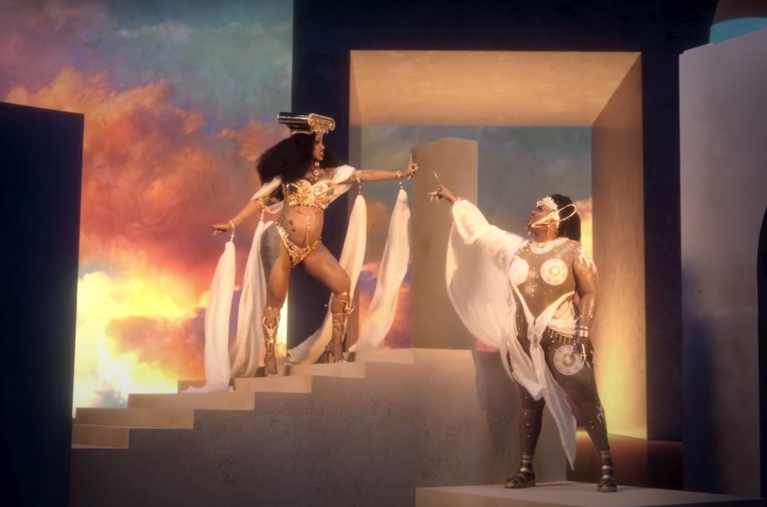 Cardi B και Lizzo - «Καυτές» ημίγυμνες εμφάνισεις σαν αρχαίες Ελληνίδες θεές στο νέο τους κλιπ