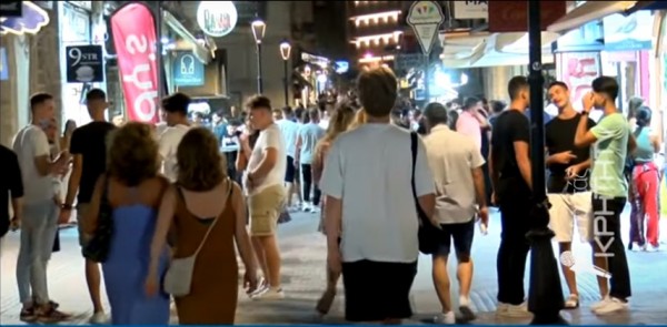 «Βούλιαξαν» από κόσμο τα Χανιά – Οι επισκέπτες δεν πτοήθηκαν από το lockdown