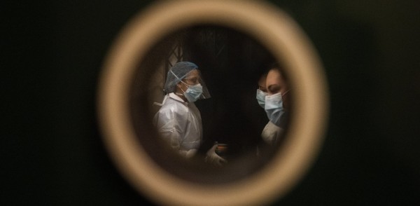 Κοροναϊός – Η πρώτη έρευνα σε «πραγματικό χρόνο» χρειάστηκε 30 ανεμβολίαστους εθελοντές