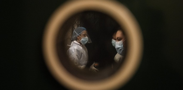 Κοροναϊός – Η πρώτη έρευνα σε «πραγματικό χρόνο» χρειάστηκε 30 ανεμβολίαστους εθελοντές