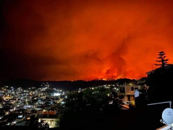 Φωτιά στην Εύβοια – Απελπιστική η κατάσταση στη Λίμνη – Τα πάντα έχουν παραδοθεί στις φλόγες