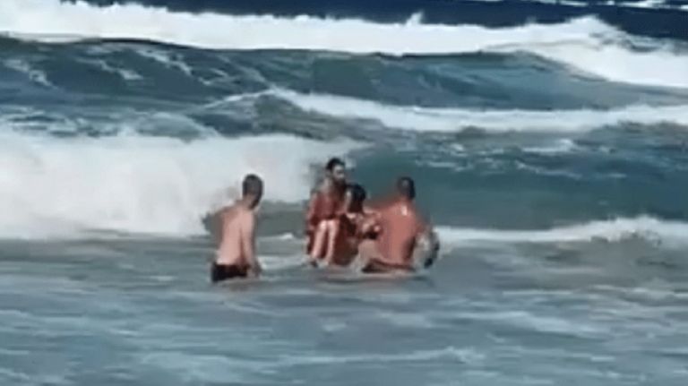 Κρήτη – Και δεύτερο παιδί κινδύνευσε από τα κύματα – Το έσωσε ναυαγοσώστης