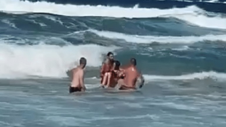 Κρήτη - Και δεύτερο παιδί κινδύνευσε από τα κύματα - Το έσωσε ναυαγοσώστης