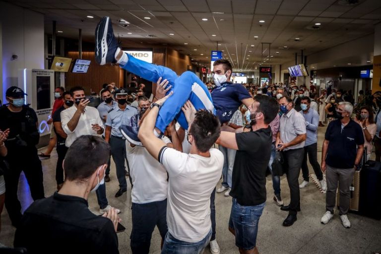 Ο Στέφανος Ντούσκος στην Αθήνα – Τον αποθέωσαν στο «Ελευθέριος Βενιζέλος»