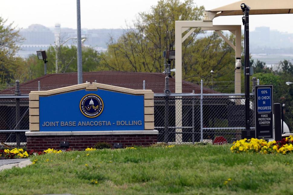 Συναγερμός στην Ουάσινγκτον – Έκλεισε αεροπορική βάση μετά την αναφορά για ένοπλο άνδρα