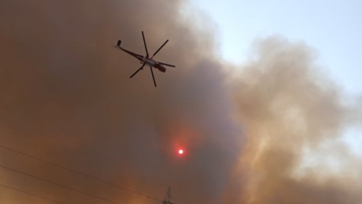 Ρόδος – Μάχη με τις αναζωπυρώσεις δίνουν πυροσβέστες και εθελοντές στο νησί