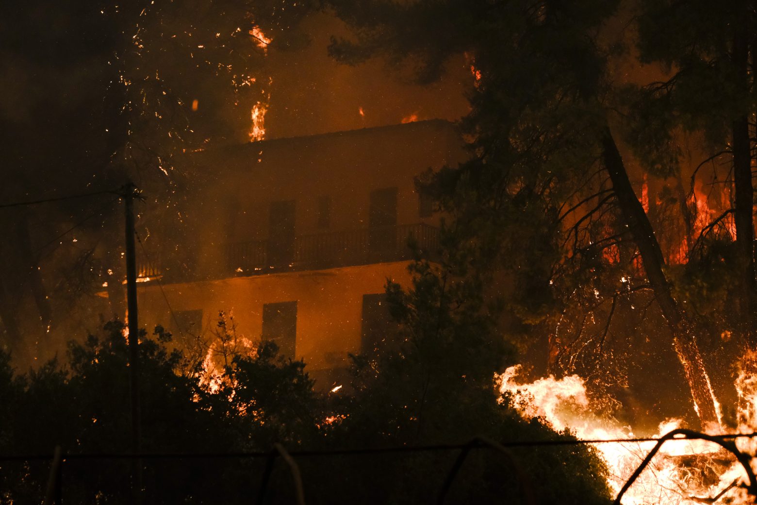Φωτιά στην Εύβοια - Έκτη νύχτα αγωνίας - Τρόμος για αναζωπυρώσεις - Στους δρόμους οι κάτοικοι