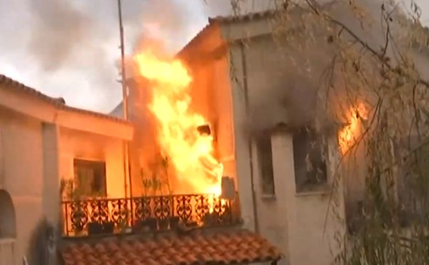 Φωτιά στην Αττική – Έκρηξη σε φλεγόμενο κτίριο μπροστά στις κάμερες