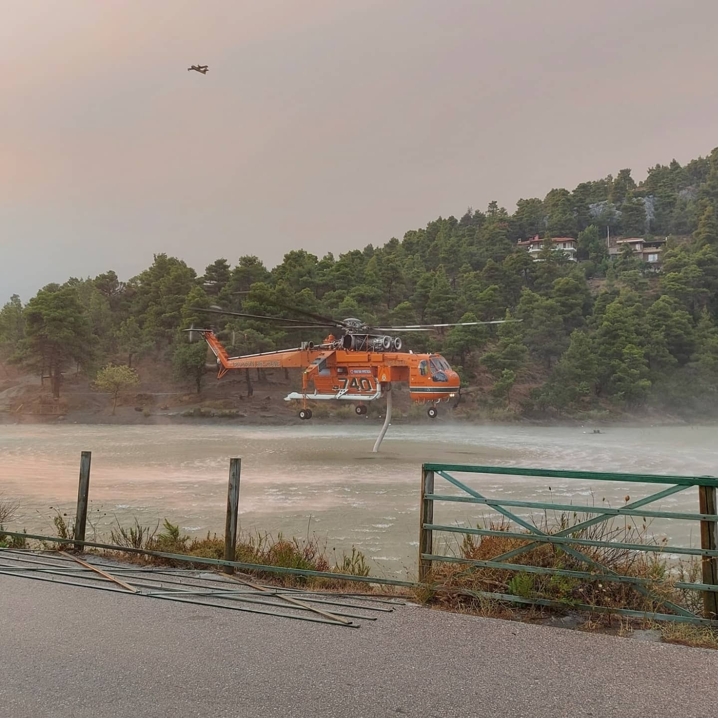 Φωτιά στην Αττική – Έτσι εφοδιάζονται τα ελικόπτερα με νερό