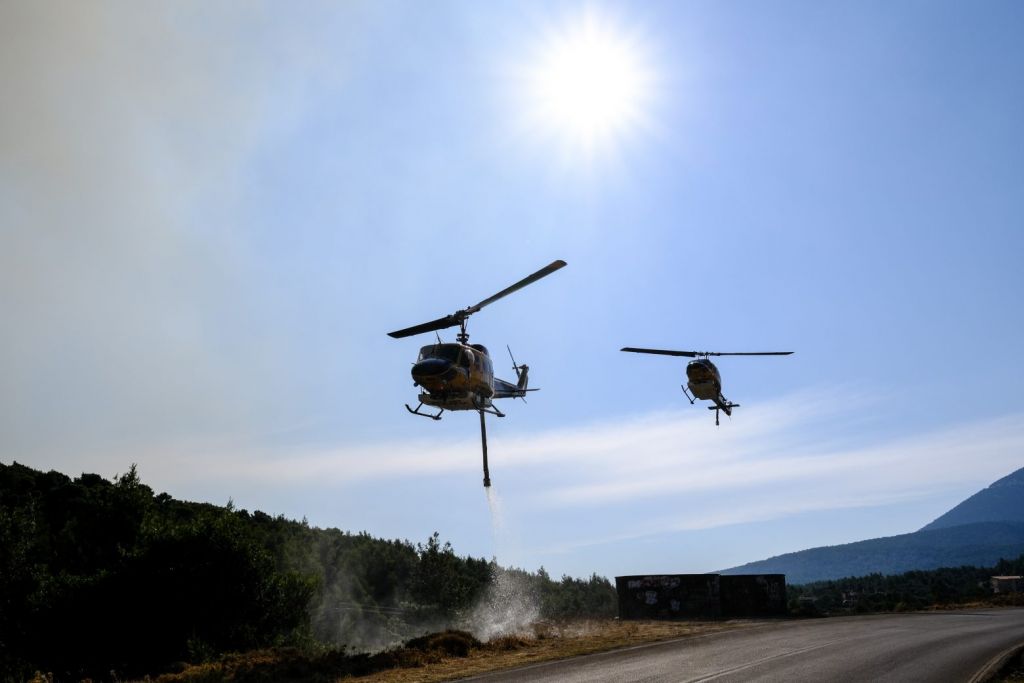 Βίλια – Εντυπωσιάζουν οι πιλότοι των ελικοπτέρων – Πώς ανεφοδιάζονται με νερό