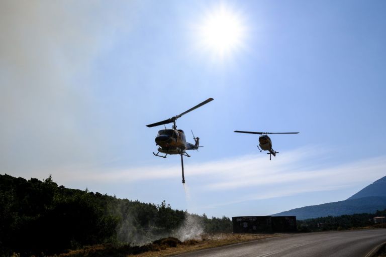 Βίλια – Εντυπωσιάζουν οι πιλότοι των ελικοπτέρων – Πώς ανεφοδιάζονται με νερό