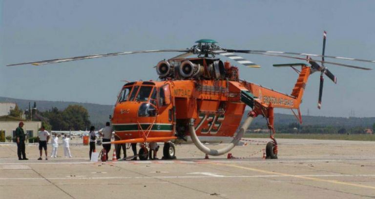 Φωτιά στην Αρκαδία – Ελικόπτερο Έρικσον ανεφοδιάζεται στο Λάδωνα ποταμό