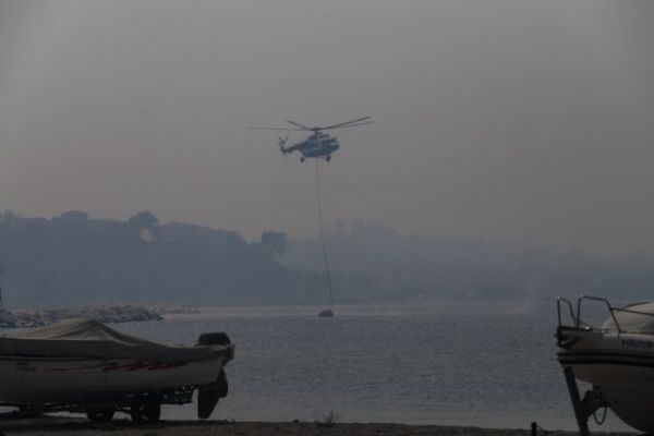 Εναέριες περιπολίες με έμφορτα πυροσβεστικά αεροσκάφη – Στρατός και Αστυνομία σε δάση και βουνά σε όλη την Ελλάδα