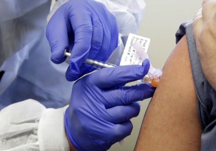Κομισιόν για εμβόλια – Χωρίς την έγκριση του ΕΜΑ η χορήγηση τρίτης δόσης ενέχει νομικούς κινδύνους