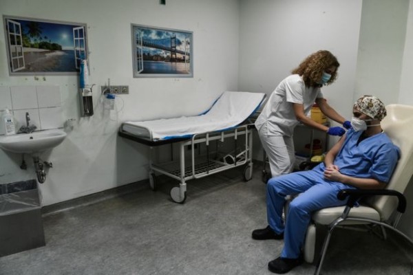 Κοντοζαμάνης – Οι ανεμβολίαστοι υγειονομικοί θα δώσουν πίσω χρήματα
