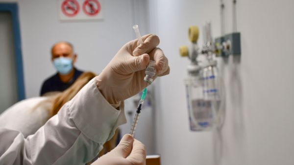 Κοροναϊός – 30% πάνω η θνητότητα με εμβολιασμό κάτω του 1% ημερησίως