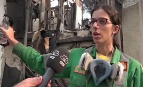 Βαρυμπόμπη – Συγκλονίζει η εθελόντρια που είδε το σπίτι της να καίγεται – Τι θα θυμάται για πάντα