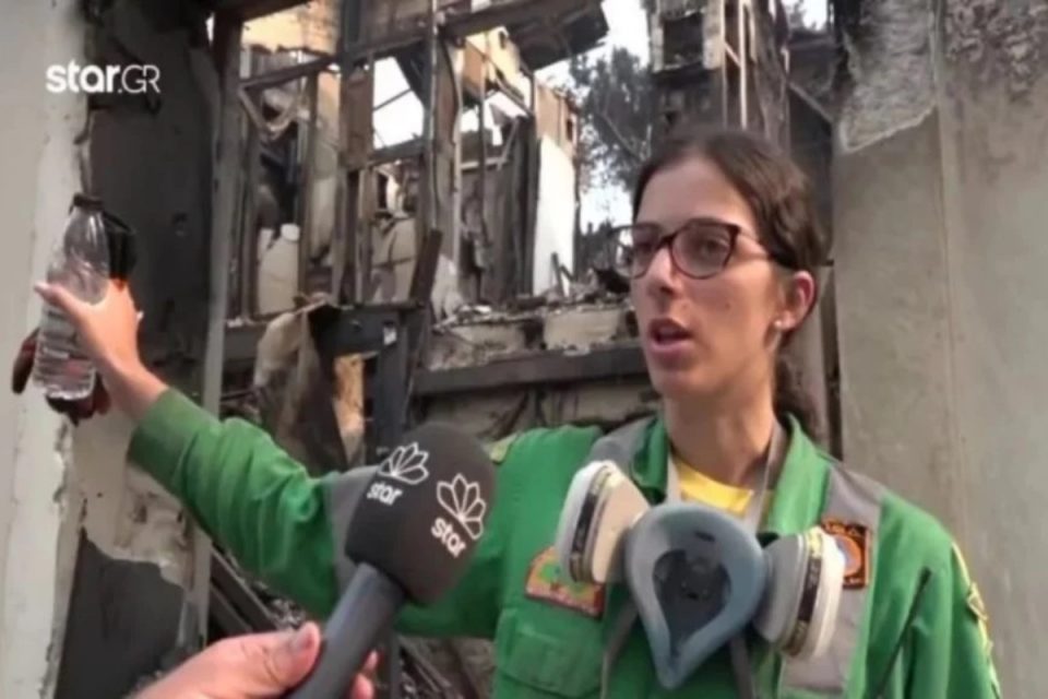 Φωτιά στην Αττική - Η εθελόντρια που έσωσε σπίτια των γειτόνων της αντικρύζει τα αποκαΐδια του δικού της