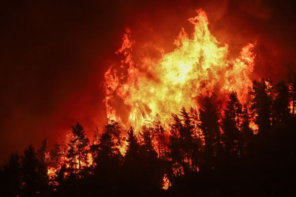 Στις φλόγες για 9η μέρα η Εύβοια – Διαρκής μάχη με τις αναζωπυρώσεις – Εφιάλτης και στην Αρκαδία