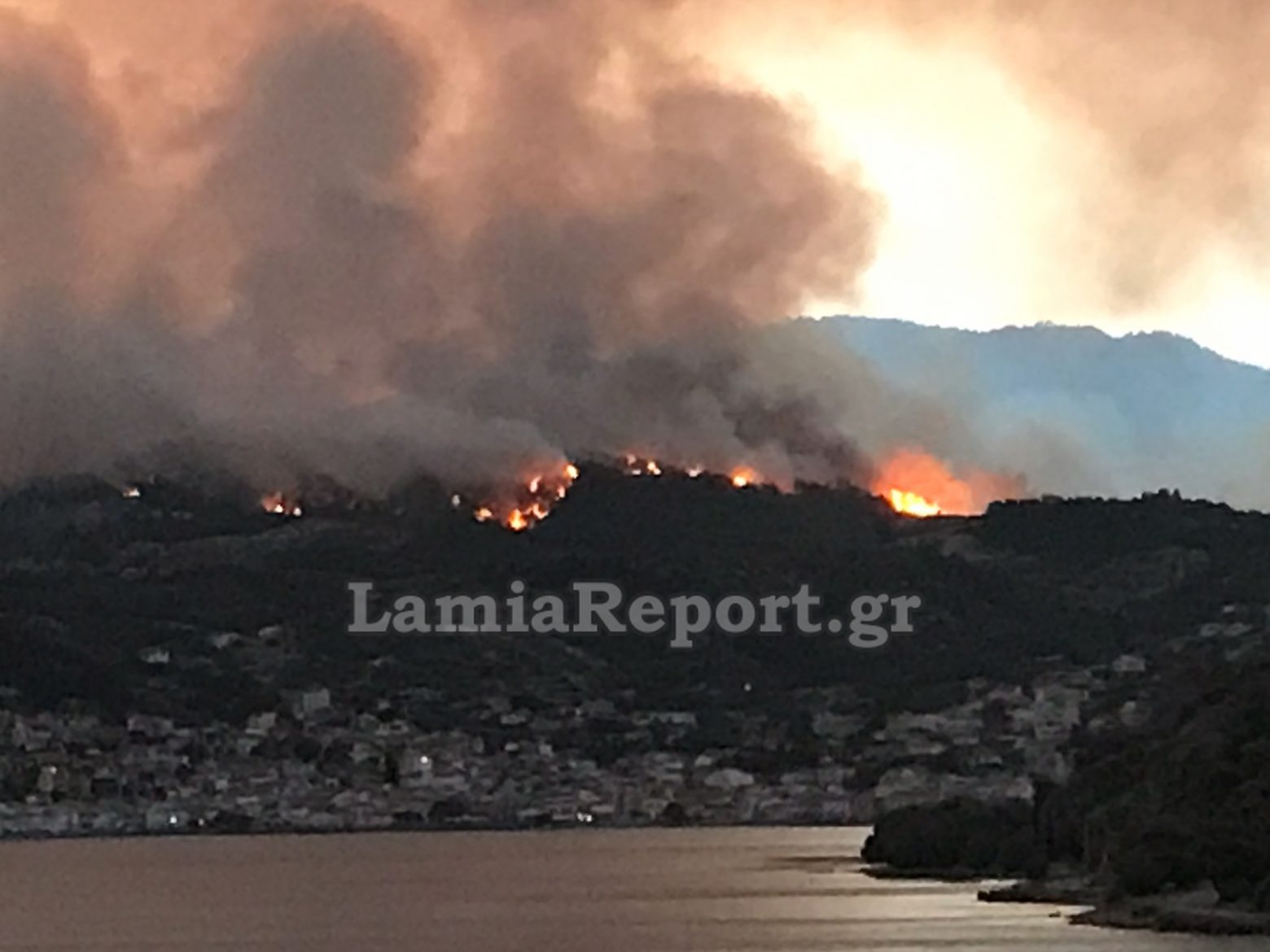 Λίμνη Εύβοιας - Η θάλασσα σταμάτησε τις φλόγες, κάηκαν σπίτια - Τρία τα μεγάλα μέτωπα
