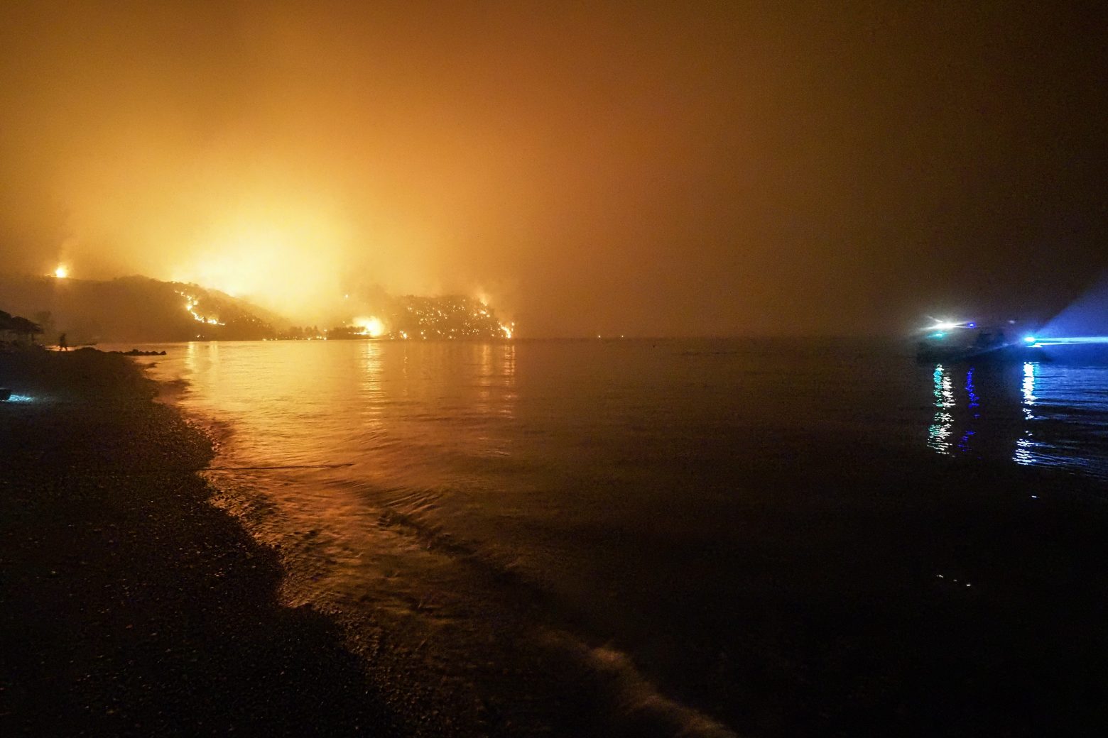 Φωτιά στην Εύβοια - Δραματική έκκληση από τον δήμαρχο Μαντουδίου- «Αν δεν ανακοπεί η φωτιά, θα φτάσει στη Χαλκίδα»