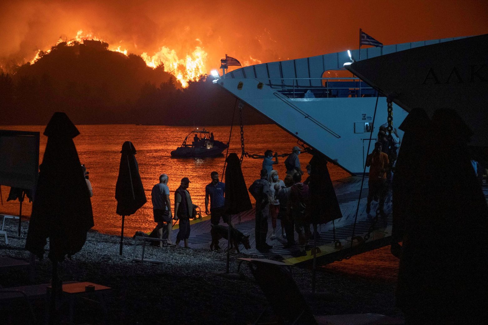 Φωτιά στην Εύβοια - Μαίνεται ανεξέλεγκτη - Η εικόνα στα μέτωπα της Αττικής και της Ηλείας