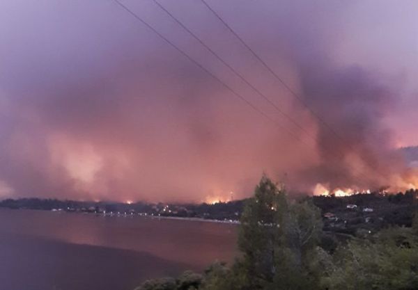 Φωτιά στην Εύβοια – Νέα αναζωπύρωση – Μήνυμα του 112 για εκκένωση οικισμού, 150 σπίτια κάηκαν