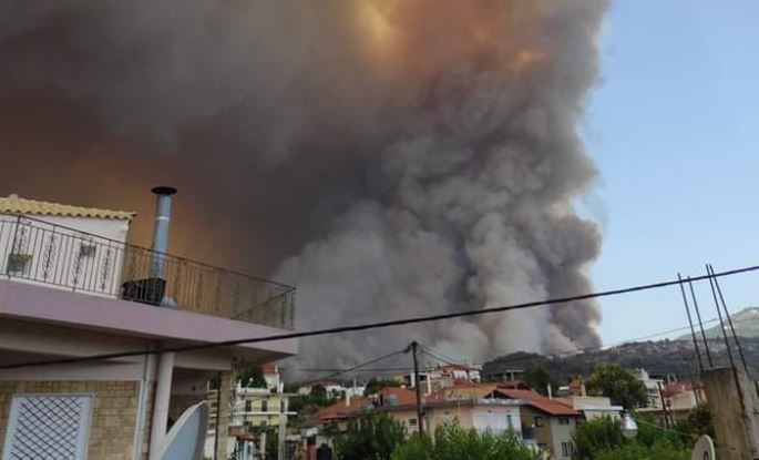 Ανεξέλεγκτη η φωτιά στην Εύβοια – Νέο μήνυμα του 112 για εκκένωση οικισμών, τραυματίστηκαν πυροσβέστες