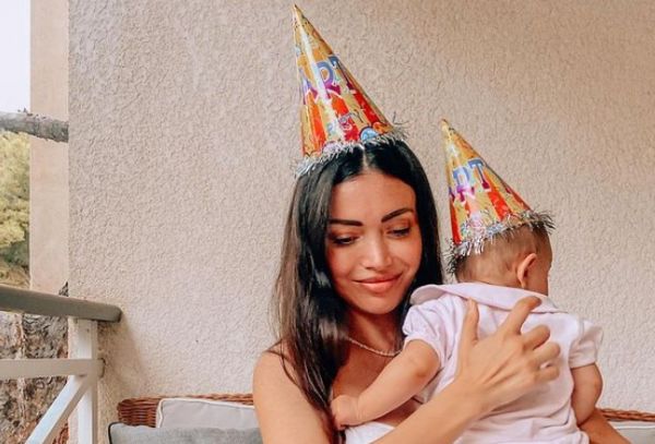 Όλγα Φαρμάκη – Τούρτα τεραστίων διαστάσεων και αγκαλιές με την κορούλα της