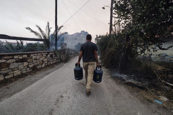 Φωτιά στην Εύβοια – Χτύπησαν οι καμπάνες για να εκκενωθούν οι Κεχριές