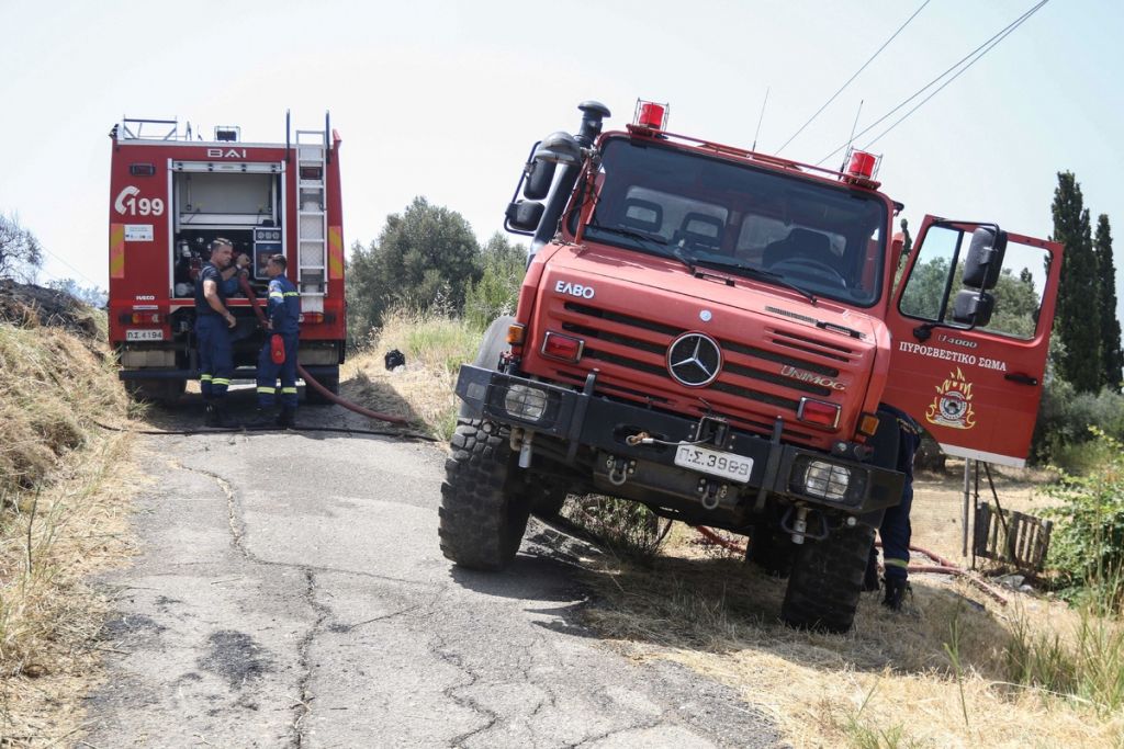 Φωτιά στην Κρήτη - Έσβησε φωτιά στο Καστέλι, σε κοντινή απόσταση από το αεροδρόμιο της Πολεμικής Αεροπορίας