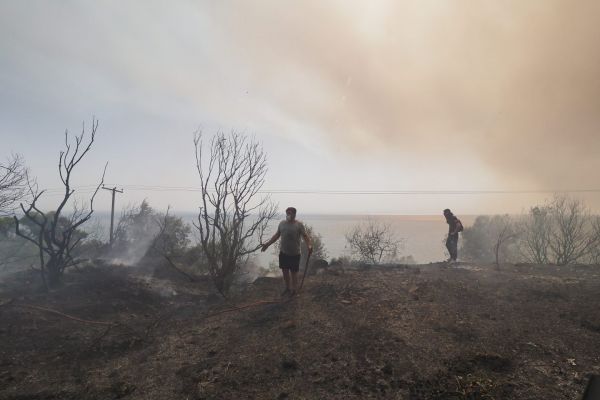 Φωτιά στην Εύβοια – Τρία τα ενεργά μέτωπα – Μήνυμα από το 112 στους κατοίκους στις Κεχριές