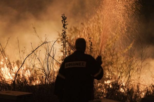 Φωτιά στην Αττική – Η πύρινη κόλαση μέσα από δέκα βίντεο