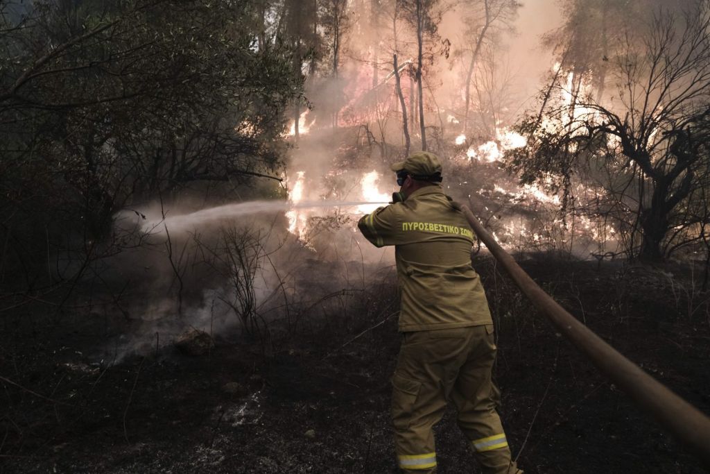 Φωτιές στην Ελλάδα – Περισσότερα από 75.000 στρέμματα καμένης γης στην Αττική, πάνω από 200.000 στην Εύβοια