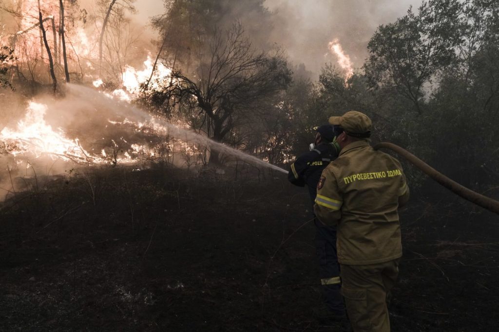 Φωτιά στην Εύβοια – Ποια χωριά παραμένουν σε άμεσο κίνδυνο – Συνεχείς αναζωπυρώσεις