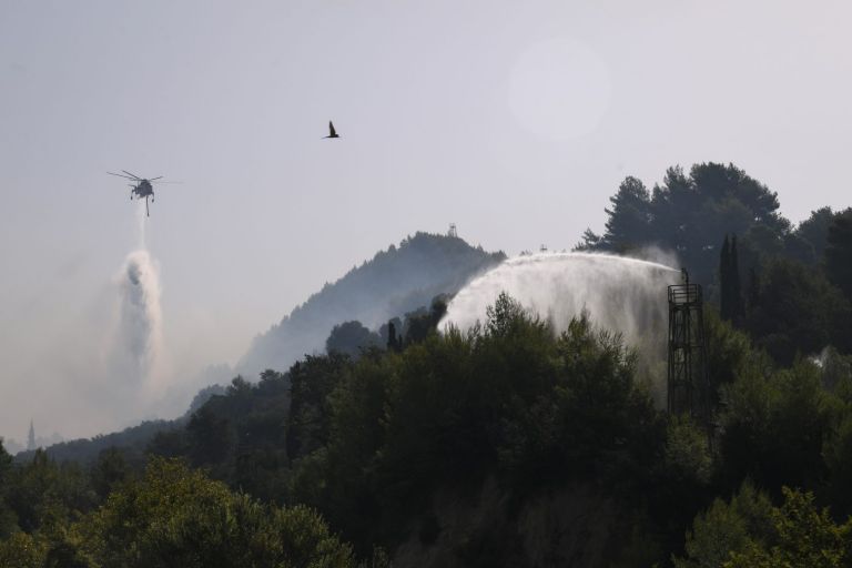 Φωτιές – Η Πυροσβεστική συνεχίζει να επιχειρεί σε Γορτυνία, Αρχαία Ολυμπία και Ανατολική Μάνη