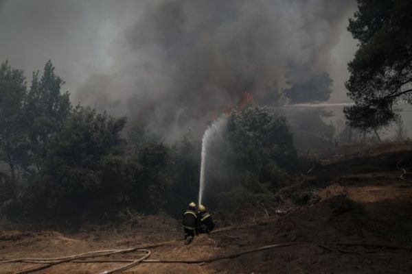 Φωτιά στην Εύβοια – Πυροσβέστης έδινε μάχη να σωθούν τα σπίτια των συγχωριανών του την ώρα που καιγόταν το δικό του