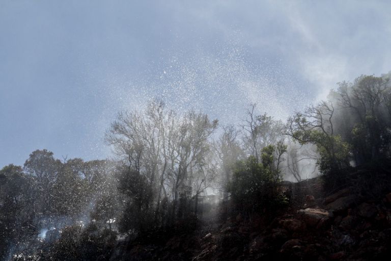 Φωτιά στη Μάνη – Συνεχείς οι αναζωπυρώσεις τη νύχτα, ξεκίνησαν να επιχειρούν τα εναέρια μέσα