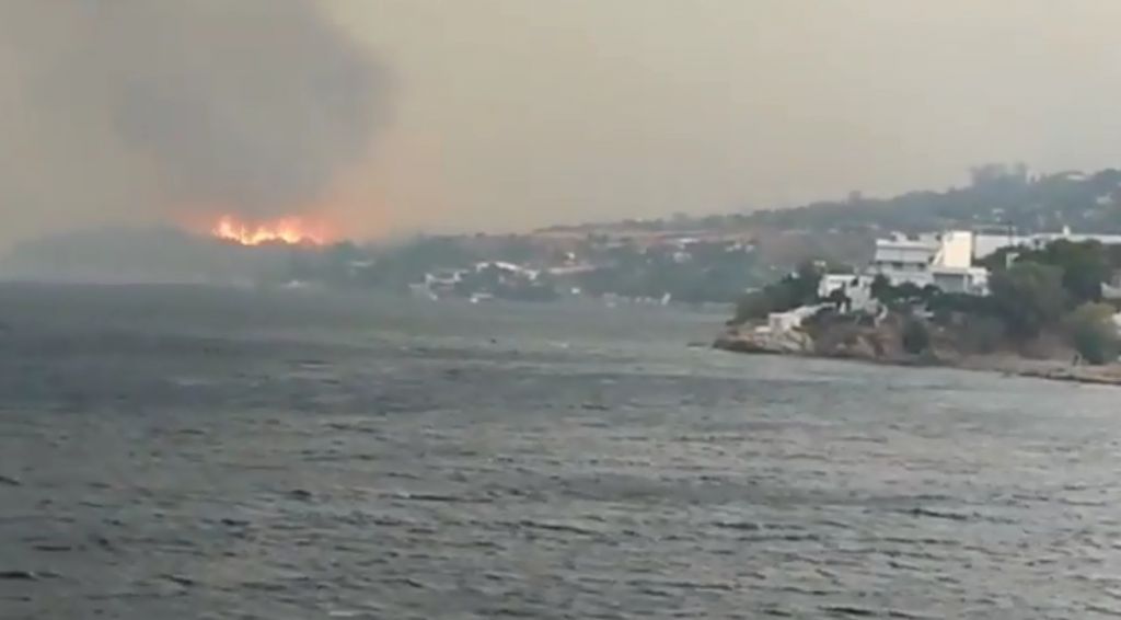 Μαρμάρι – Η φωτιά στην Κάρυστο όπως φαίνεται μέσα από το πλοίο της γραμμής – Δείτε βίντεο