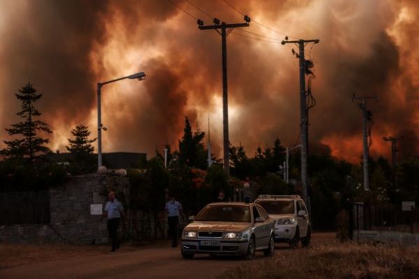 Καταγγελία Σπίρτζη – Η εντολή στους πυροσβέστες είναι «αφήστε το Κρυονέρι και πηγαίνετε Δροσοπηγή»