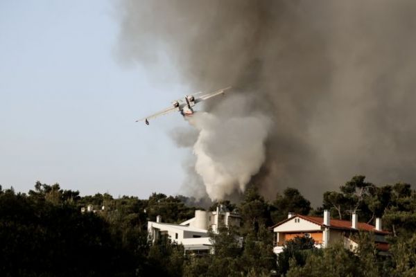 Πυρκαγιές – Δέκα μέτρα οικονομικής ενίσχυσης και πέντε άξονες δράσης για τη στήριξη των πυρόπληκτων