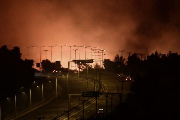 Φωτιές – Πώς κινούνται φορτηγά και ΙΧ λόγω διακοπής κυκλοφορίας στην εθνική οδό Αθηνών – Λαμίας